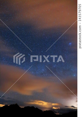 厄瓜多基洛托阿湖上空繁星點點,安地斯山脈和雲朵的夜景盡收眼底。 厄瓜多基洛托阿湖上空繁星點點,安地斯山脈和雲朵的夜景盡收眼底。 143579705