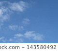 秋高氣爽，白雲緩緩飄散。 143580492