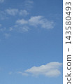 湛藍清澈的天空，白雲綿延不絕。 143580493