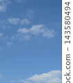 湛藍的天空，潔白的雲朵，底部留有充足的文字空間。 143580494