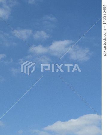 湛藍的天空,潔白的雲朵,底部留有充足的文字空間。 湛藍的天空,潔白的雲朵,底部留有充足的文字空間。 143580494