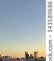 日落的漸層和建築物的輪廓 143580686