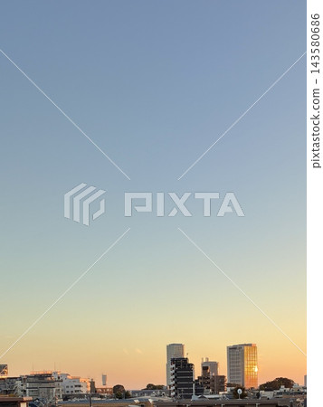 日落的漸層和建築物的輪廓 143580686