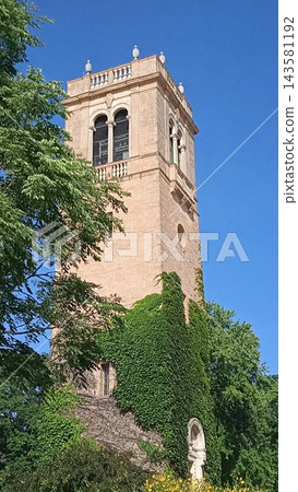 威斯康辛大學麥迪遜分校校園內爬滿常春藤的鐘琴塔。 威斯康辛大學麥迪遜分校校園內爬滿常春藤的鐘琴塔。 143581192