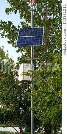 門多塔湖岸邊野餐點附近的太陽能發電廠支撐結構和太陽能板 門多塔湖岸邊野餐點附近的太陽能發電廠支撐結構和太陽能板 143581218
