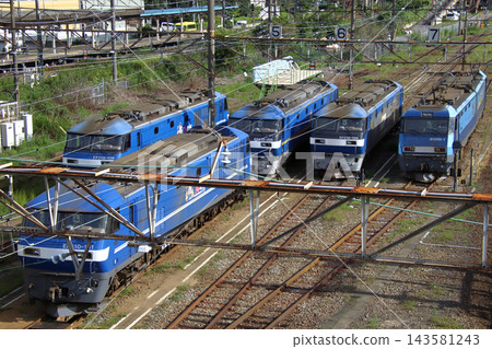 一輛貨運列車機車停放在新鶴見車輛段(神奈川縣川崎市幸區) 一輛貨運列車機車停放在新鶴見車輛段(神奈川縣川崎市幸區) 143581243