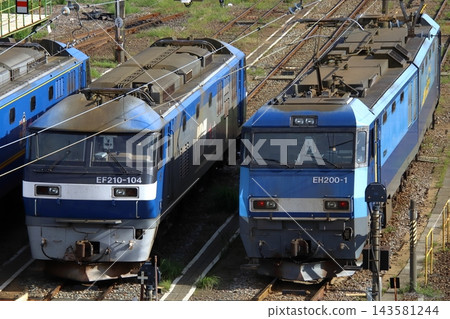 一輛貨運列車機車停放在新鶴見車輛段(神奈川縣川崎市幸區) 一輛貨運列車機車停放在新鶴見車輛段(神奈川縣川崎市幸區) 143581244