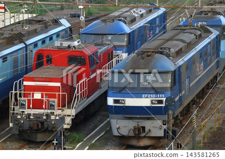 一輛貨運列車機車停放在新鶴見車輛段（神奈川縣川崎市幸區） 143581265