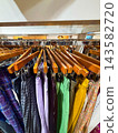 商店裡展示的服裝 143582720