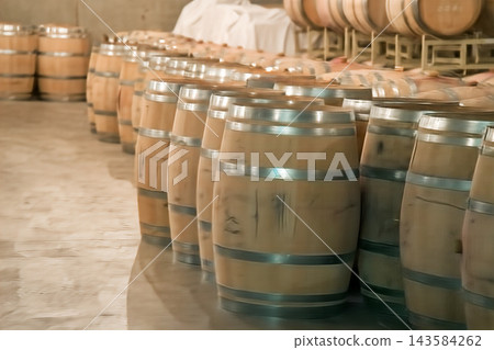 酒窖裡的木桶 酒窖裡的木桶 143584262