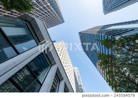 從高處仰望東京丸之內摩天大樓的景色。 143584579
