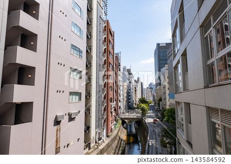 澀谷一條後巷兩旁林立的建築群 澀谷一條後巷兩旁林立的建築群 143584592