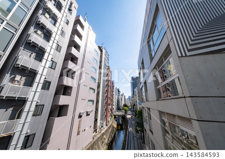 澀谷一條後巷兩旁林立的建築群 澀谷一條後巷兩旁林立的建築群 143584593