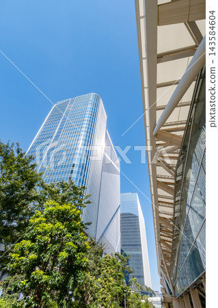 仰望高輪站和摩天大樓的景色。 仰望高輪站和摩天大樓的景色。 143584604