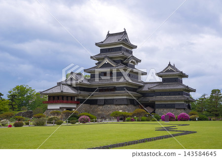 松本城是日本國寶,位於長野縣松本市。 松本城是日本國寶,位於長野縣松本市。 143584645