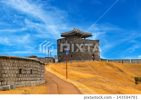 The Northeast Kungsimdun rock formation at Suwon Hwaseong Fortress, a World Heritage Site, against a clear blue sky (Suwon, South Korea) 143584701
