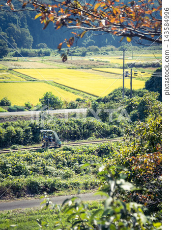 一輛火車行駛在原日本國鐵倉吉線上的鄉村景色中。 一輛火車行駛在原日本國鐵倉吉線上的鄉村景色中。 143584996