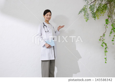 穿白色外套的女性醫生 穿白色外套的女性醫生 143586342