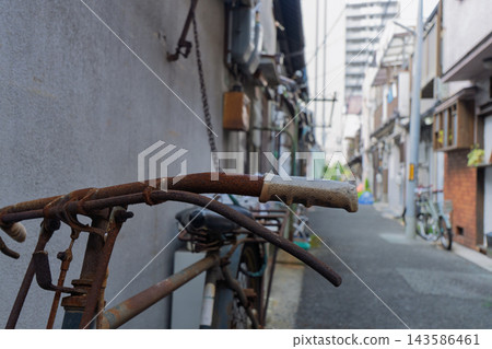 中津商店街，如今只剩下廢棄街道的破敗拱廊。 143586461