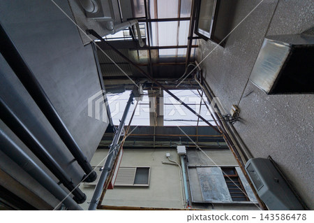 中津商店街,如今只剩下廢棄街道的破敗拱廊。 中津商店街,如今只剩下廢棄街道的破敗拱廊。 143586478