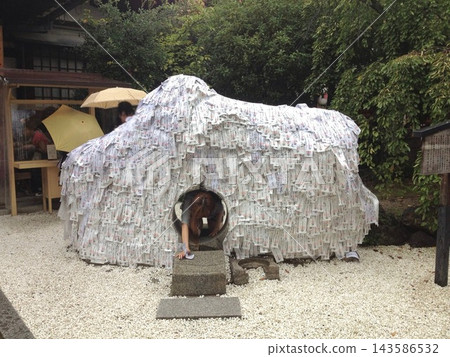 遊客們穿過安井金比羅神社的斷絕關係和締結關係紀念碑。 143586532