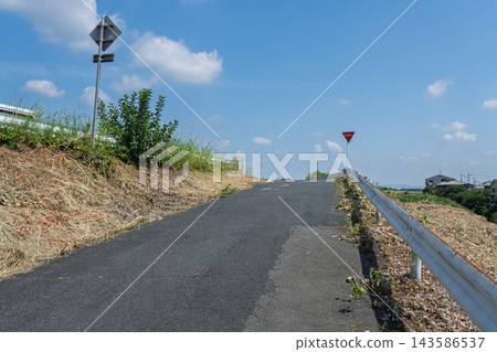 防止交通事故的道路標誌和道路標記 防止交通事故的道路標誌和道路標記 143586537