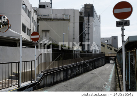 防止交通事故的道路標誌和道路標記 143586542