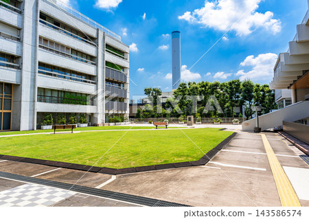 從三鷹市市政廳往南望去:東京三鷹市野崎區Clean Plaza Fujimino的巨大煙囪。 從三鷹市市政廳往南望去:東京三鷹市野崎區Clean Plaza Fujimino的巨大煙囪。 143586574