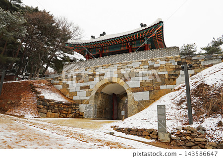 韓國南漢山城北門（全城門）冬季雪景，世界遺產 143586647