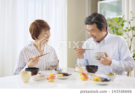 一對六十多歲的夫婦正在用餐。 一對六十多歲的夫婦正在用餐。 143586666