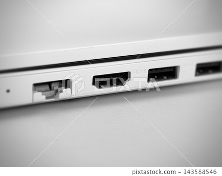 筆記型電腦側面的HDMI(A型)接口 筆記型電腦側面的HDMI(A型)接口 143588546
