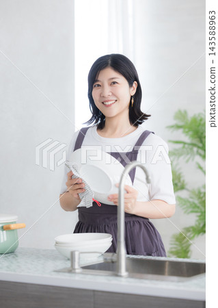 做家事的婦女在廚房裡 做家事的婦女在廚房裡 143588963