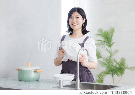 做家事的婦女在廚房裡 做家事的婦女在廚房裡 143588964