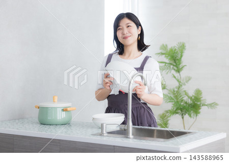 做家事的婦女在廚房裡 做家事的婦女在廚房裡 143588965