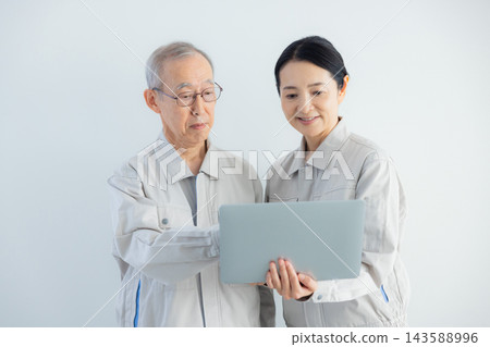身著工作服的老年男性和中年女性 143588996