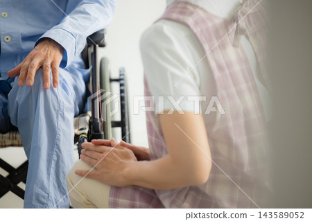 一名男子騎著輪椅和一名女子照顧 143589052
