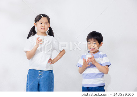 喝牛奶的孩子 143589100