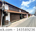 Traditional wooden townhouses and lattice-doored streets spread out under the blue sky. 143589236
