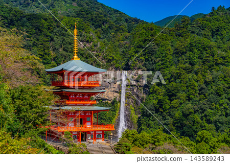 【和歌山縣】晴空下，熊野那智大社、青巖寺三重塔和那智瀑布。 143589243