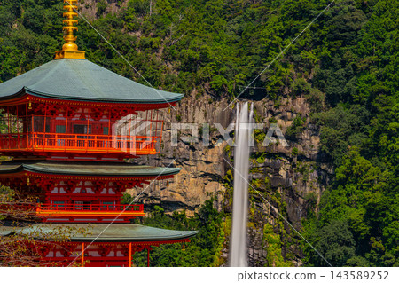 【和歌山縣】晴空下,熊野那智大社、青巖寺三重塔和那智瀑布。 【和歌山縣】晴空下,熊野那智大社、青巖寺三重塔和那智瀑布。 143589252