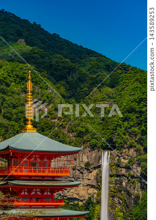 【和歌山縣】晴空下，熊野那智大社、青巖寺三重塔和那智瀑布。 143589253