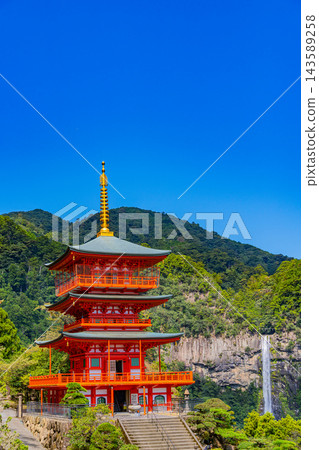 【和歌山縣】晴空下，熊野那智大社、青巖寺三重塔和那智瀑布。 143589258