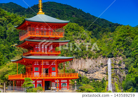 【和歌山縣】晴空下，熊野那智大社、青巖寺三重塔和那智瀑布。 143589259