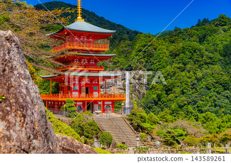 [Wakayama Prefecture] Kumano Nachi Taisha Shrine, Seiganto-ji Temple's three-story pagoda, and Nachi Falls under a clear sky. 143589261