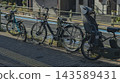 自行車和裝有兒童座椅的自行車並排停放在人行道上。 143589431