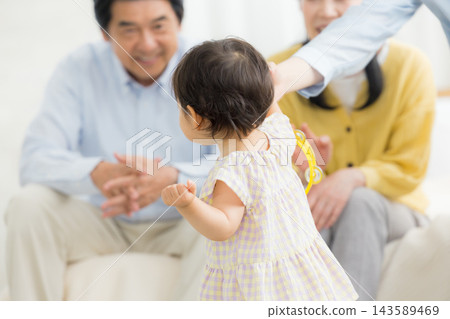 看孫子的祖父母 看孫子的祖父母 143589469
