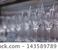 餐具區擺放著精美的透明葡萄酒杯。 143589789