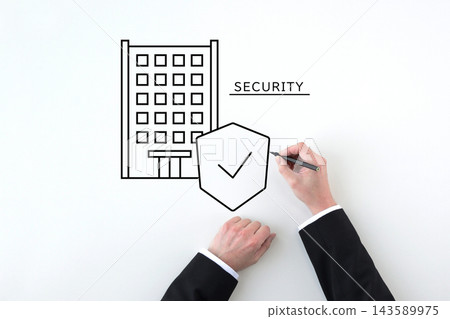 一位商人的手正在繪製一個代表公司和企業安全的圖標。 一位商人的手正在繪製一個代表公司和企業安全的圖標。 143589975