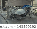 居民區停放著腳踏車；樹蔭下晾曬雨傘。 143590192