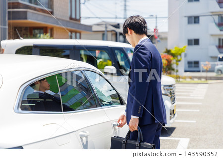 乘坐汽車的商人 143590352